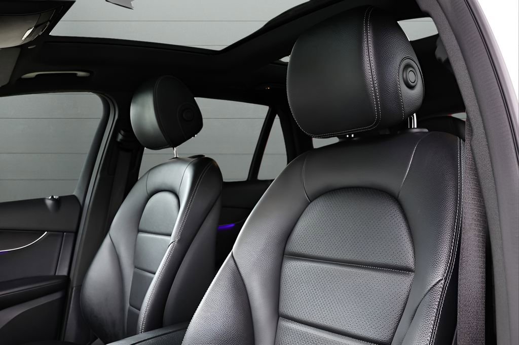 Used 2022 Mercedes-Benz GLC 300 4MATIC image 2