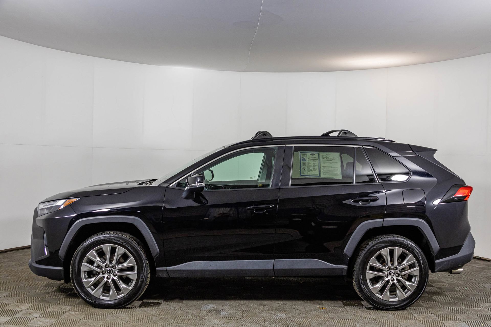 Used 2022 Toyota RAV4 XLE Premium image 19