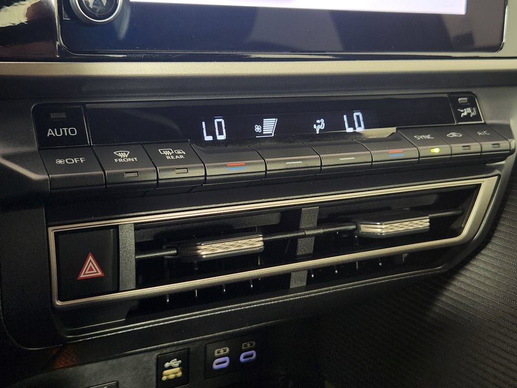 Used 2025 Toyota Camry SE FWD image 27