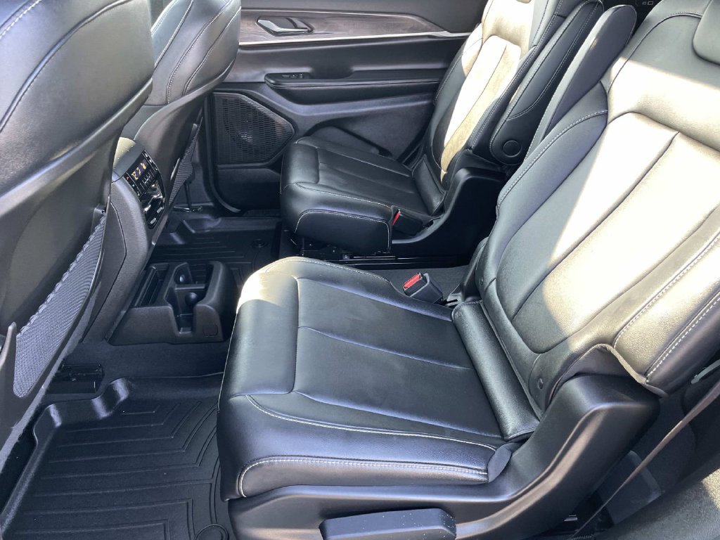 Used 2024 Jeep Grand Cherokee L Limited w/ Black Appearance Package RWD image 12