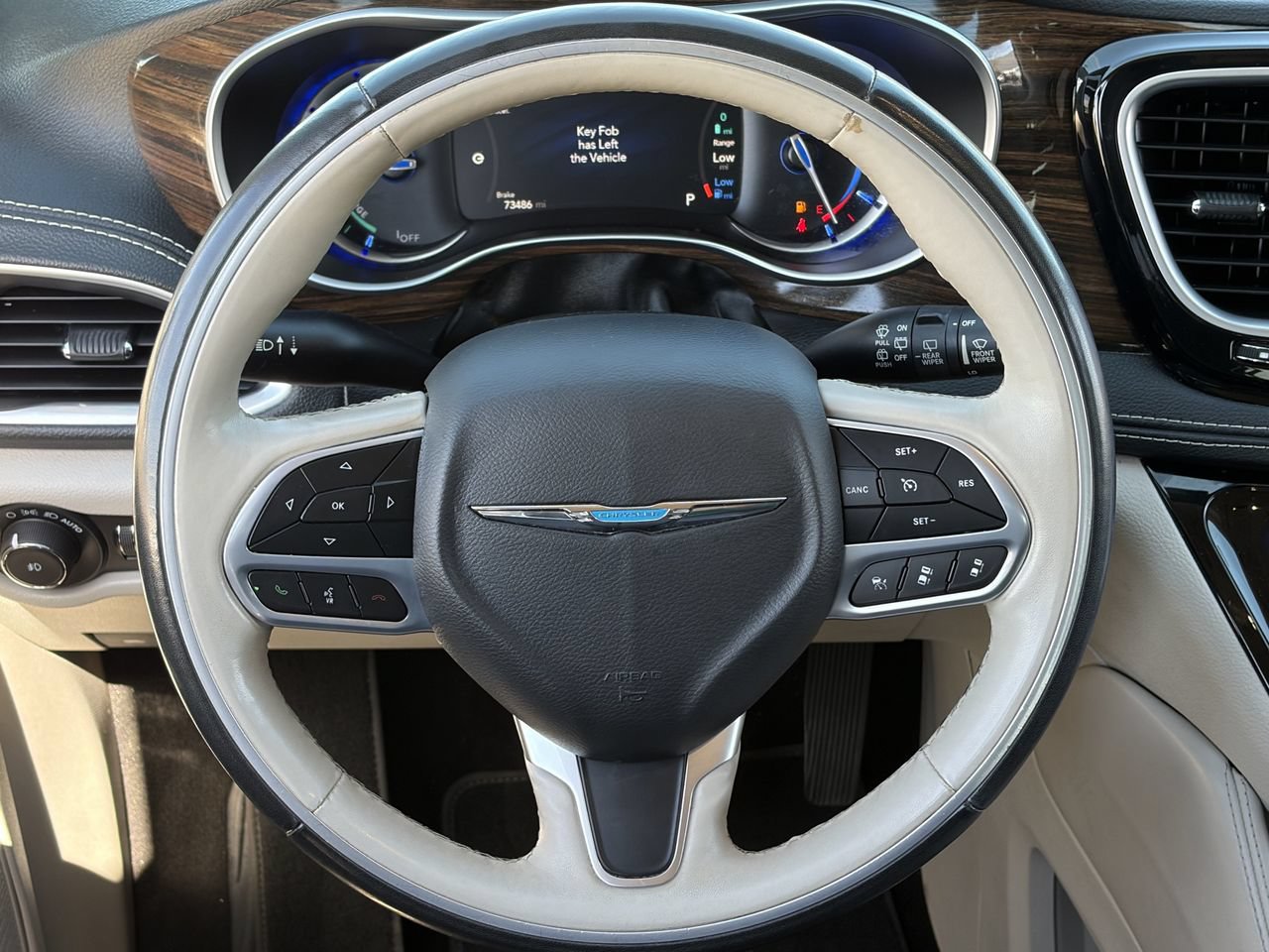 Used 2021 Chrysler Pacifica Limited w/ Uconnect Theater Family Group FWD image 19