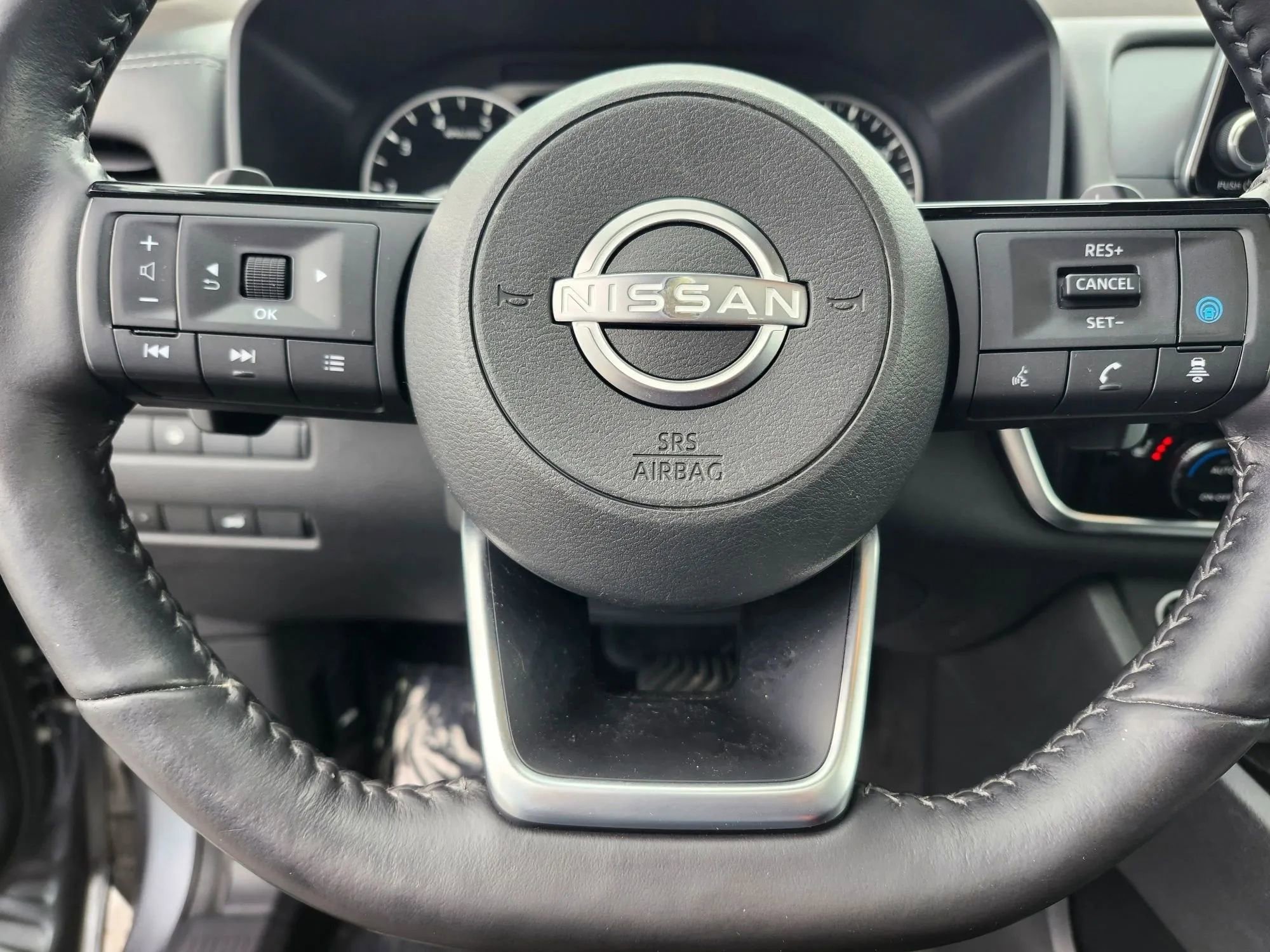 Used 2022 Nissan Rogue SV w/ SV Premium Package image 16