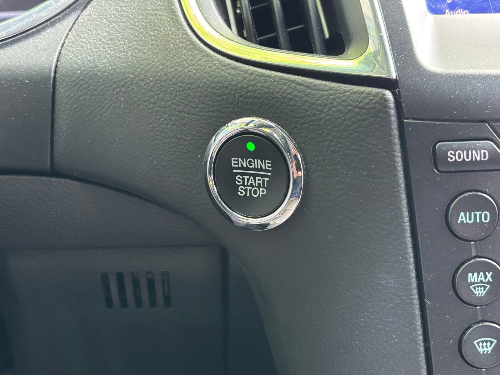 Used 2019 Ford Edge Titanium w/ Cold Weather Package AWD/4WD image 12