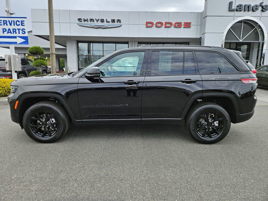 Used 2025 Jeep Grand Cherokee Altitude AWD/4WD image 2