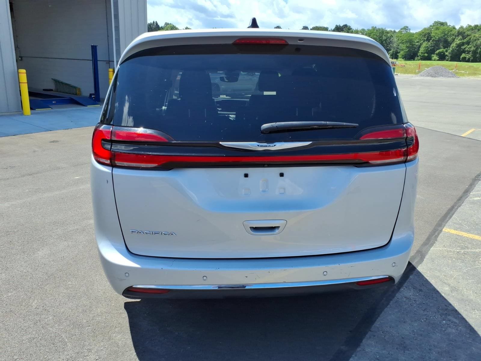 Used 2024 Chrysler Pacifica Touring-L FWD image 6