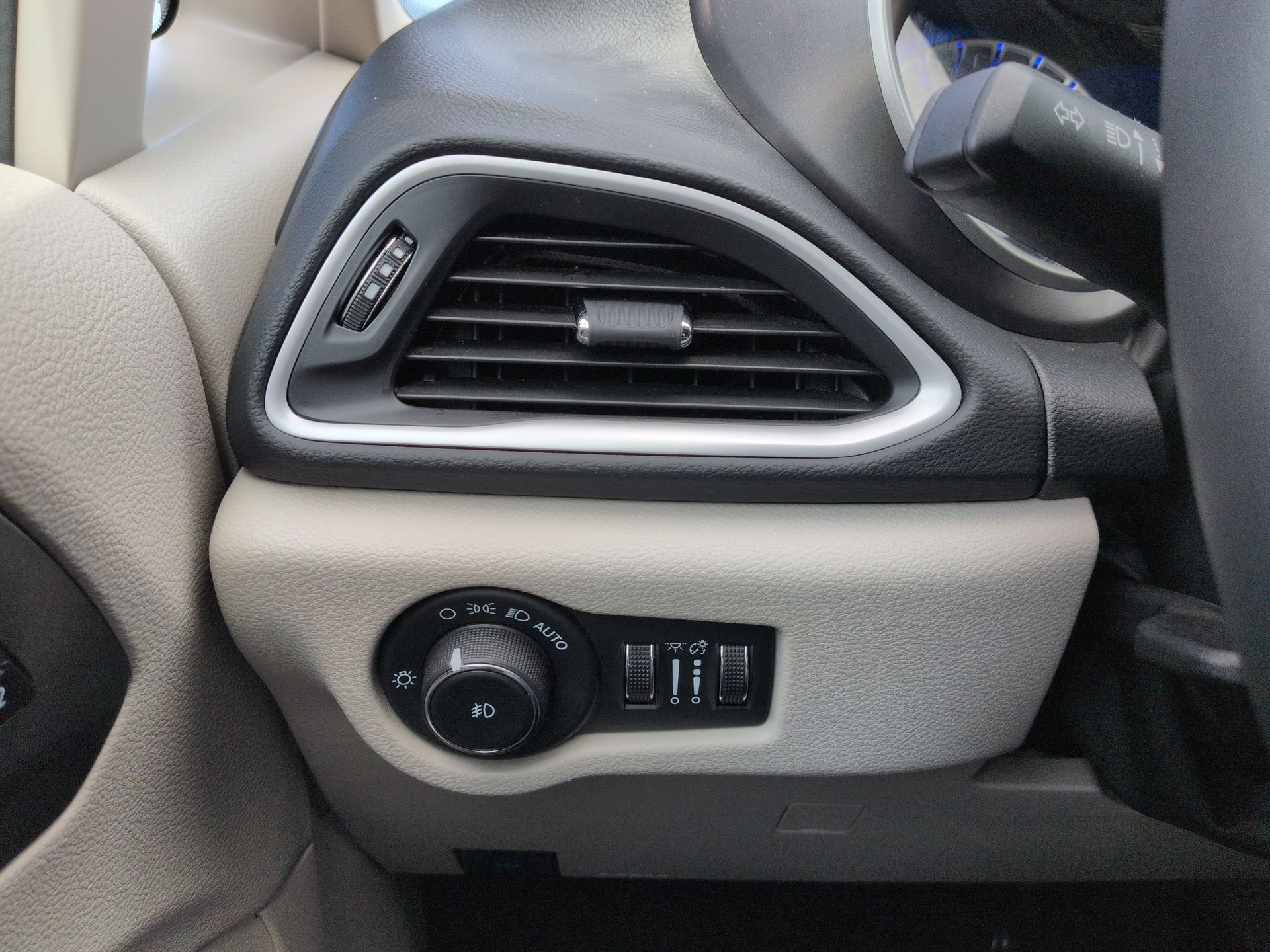 Used 2024 Chrysler Pacifica Touring-L FWD image 17