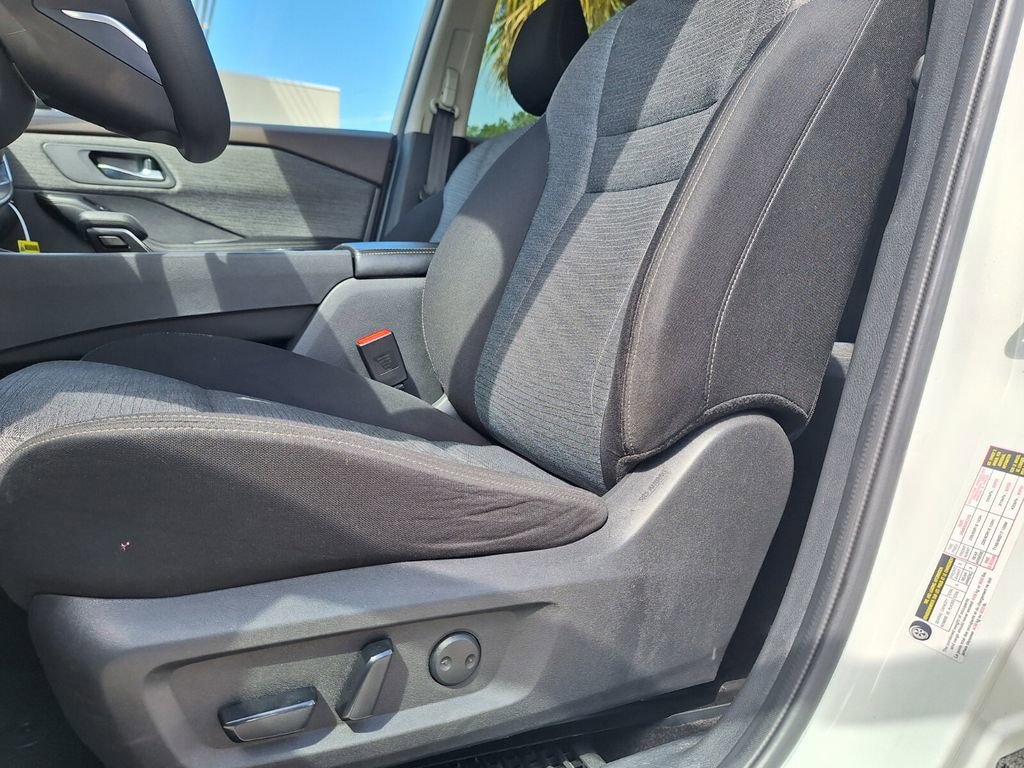 Used 2023 Nissan Rogue SV image 10