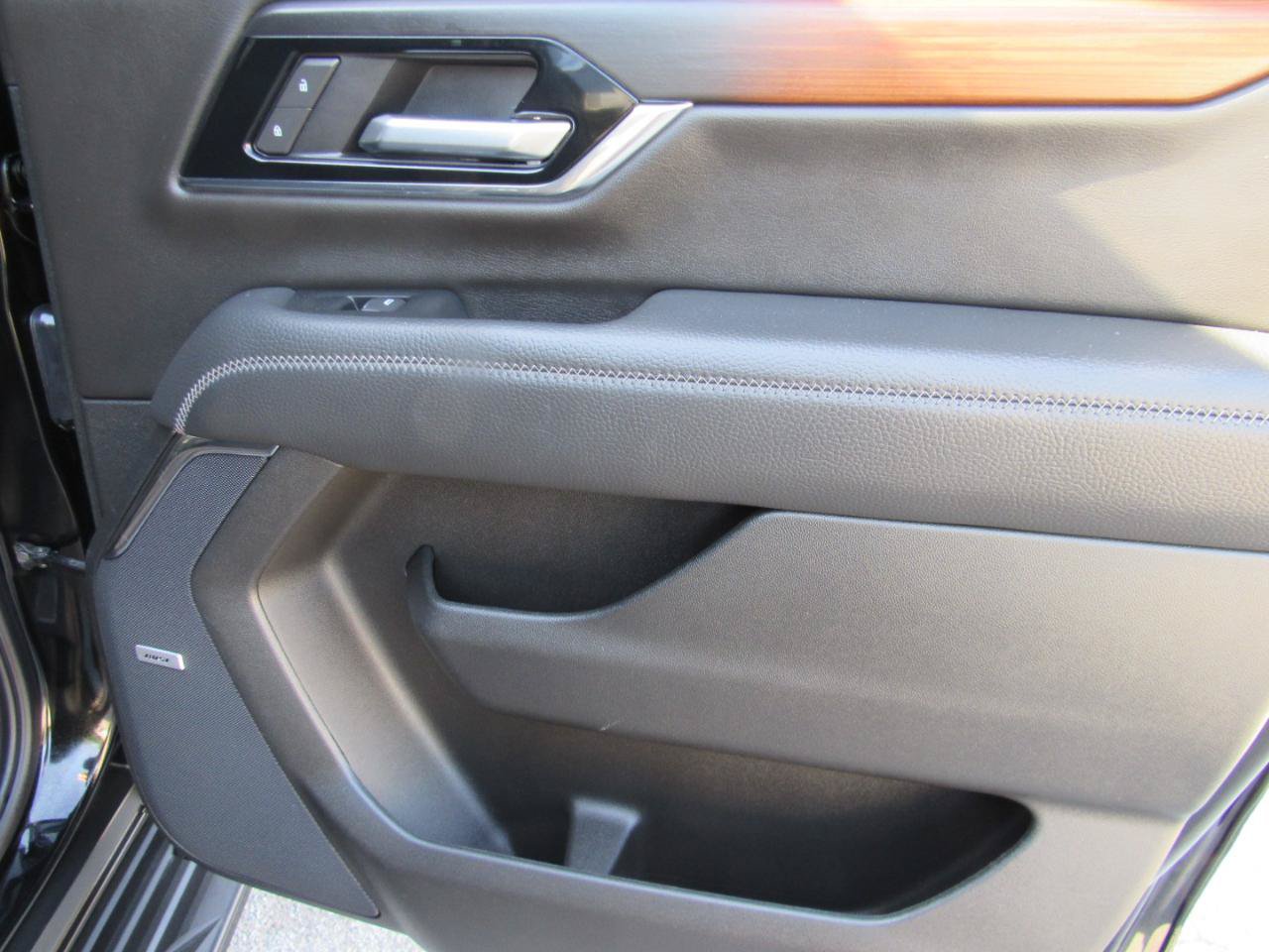 Used 2025 GMC Yukon XL Denali AWD/4WD image 37