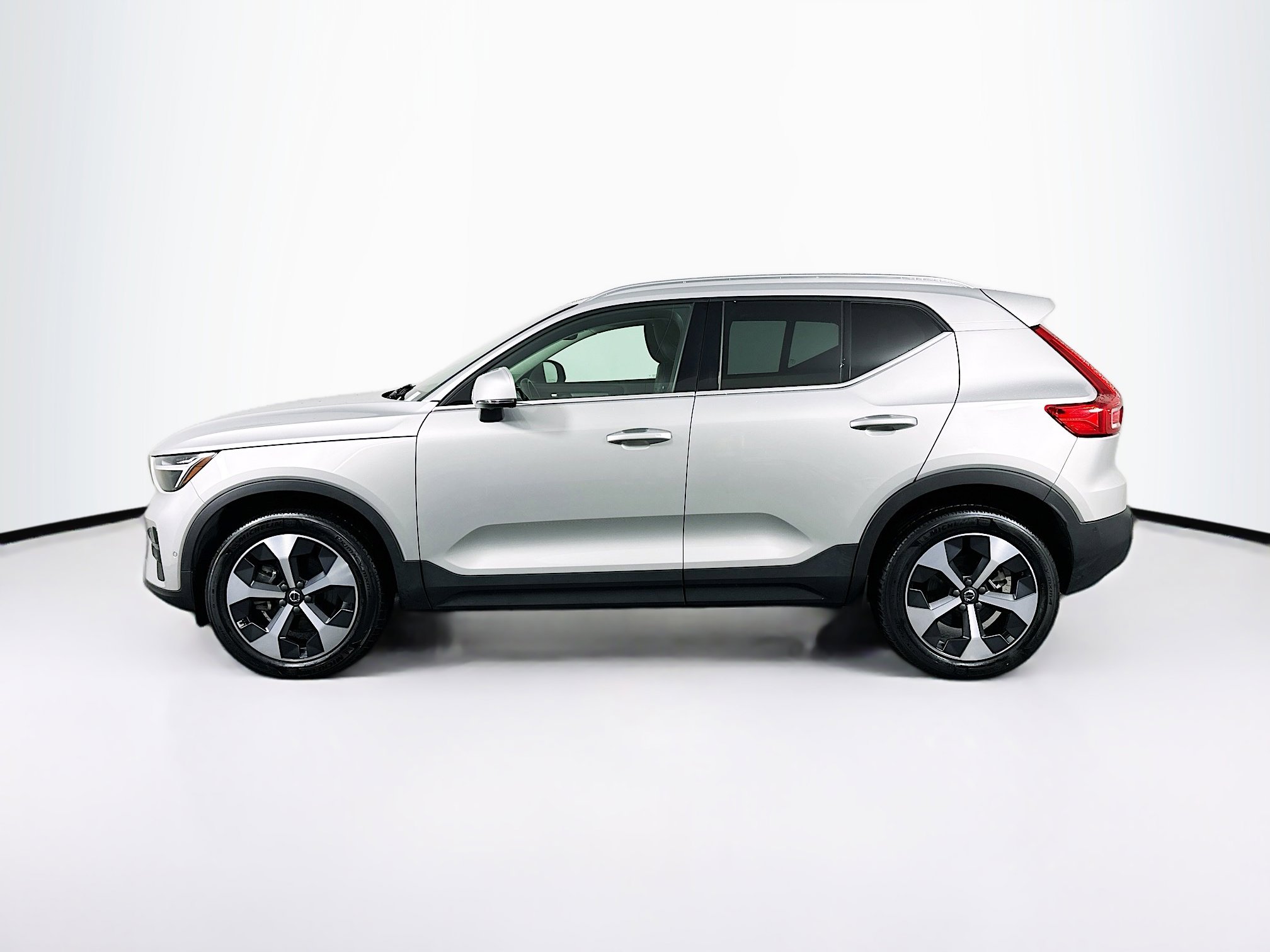 Used 2025 Volvo XC40 B5 Plus image 4