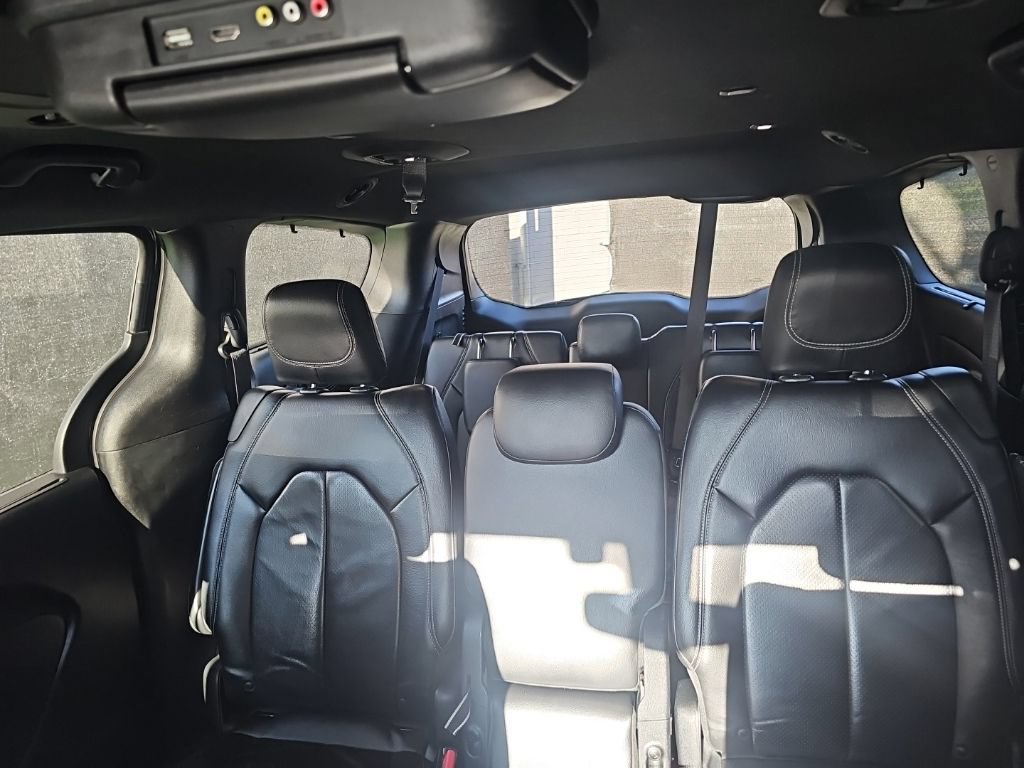 Used 2018 Chrysler Pacifica Touring-L w/ Premium Audio Group FWD image 13