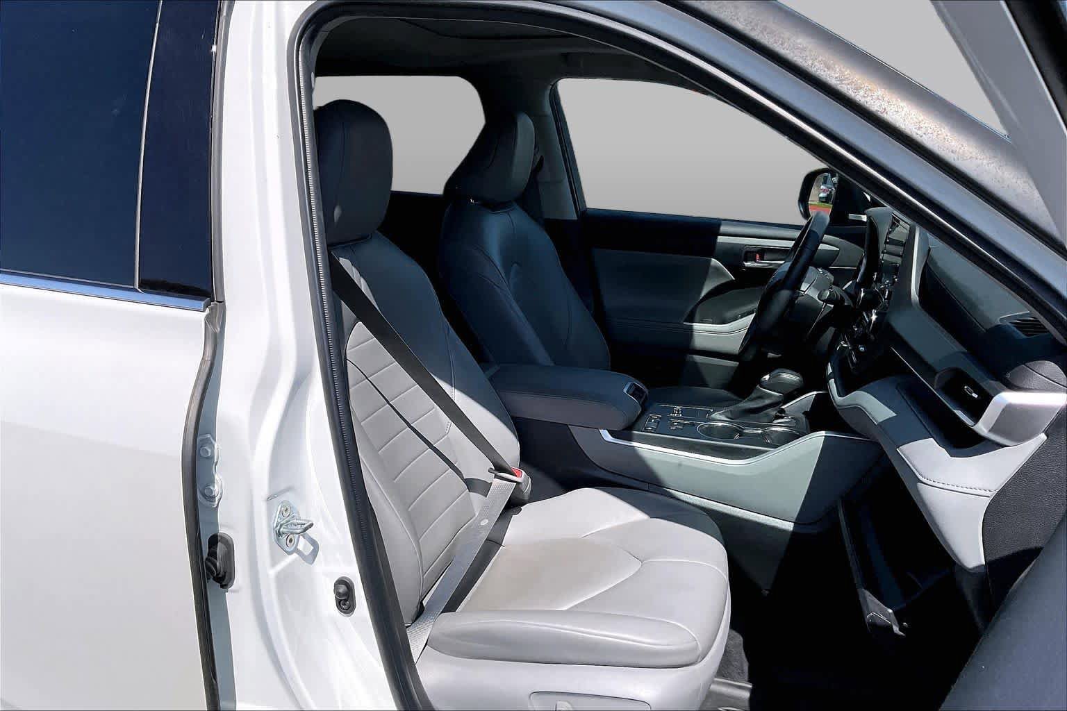 Used 2022 Toyota Highlander XLE FWD image 8