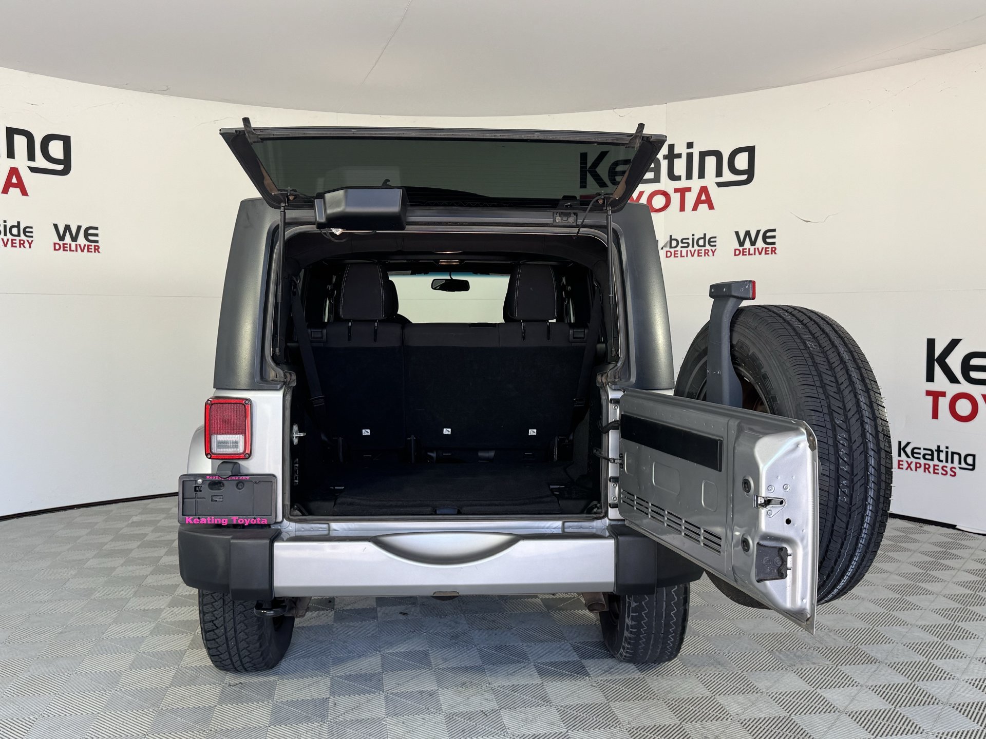 Used 2018 Jeep Wrangler Unlimited Sahara AWD/4WD image 17