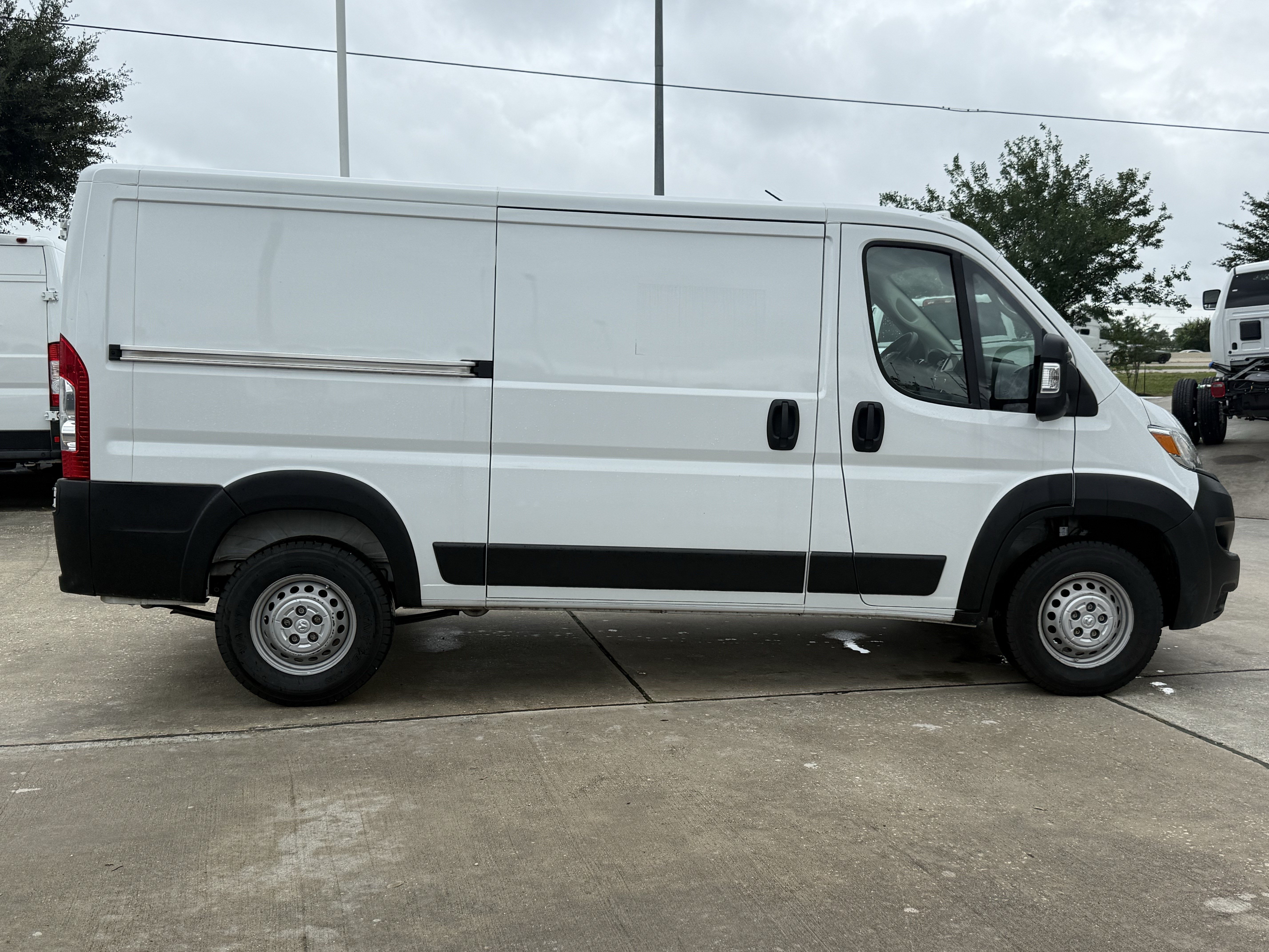 Used 2025 RAM ProMaster 2500 w/ Convenience Group FWD image 3