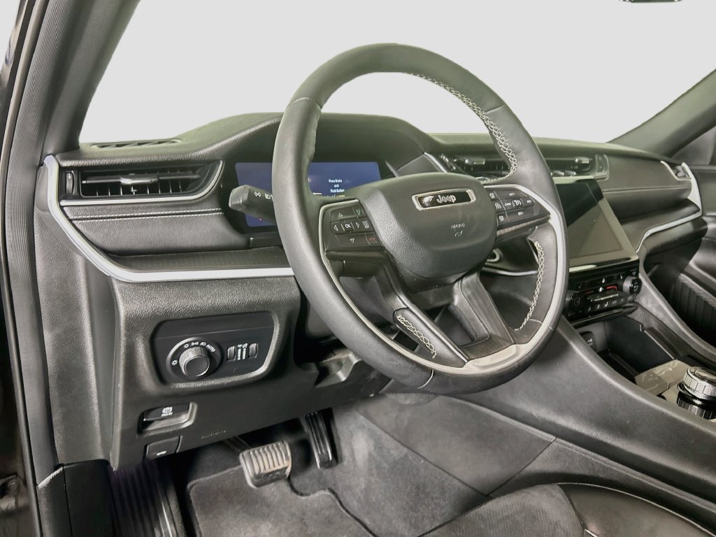 Used 2024 Jeep Grand Cherokee Altitude AWD/4WD image 11