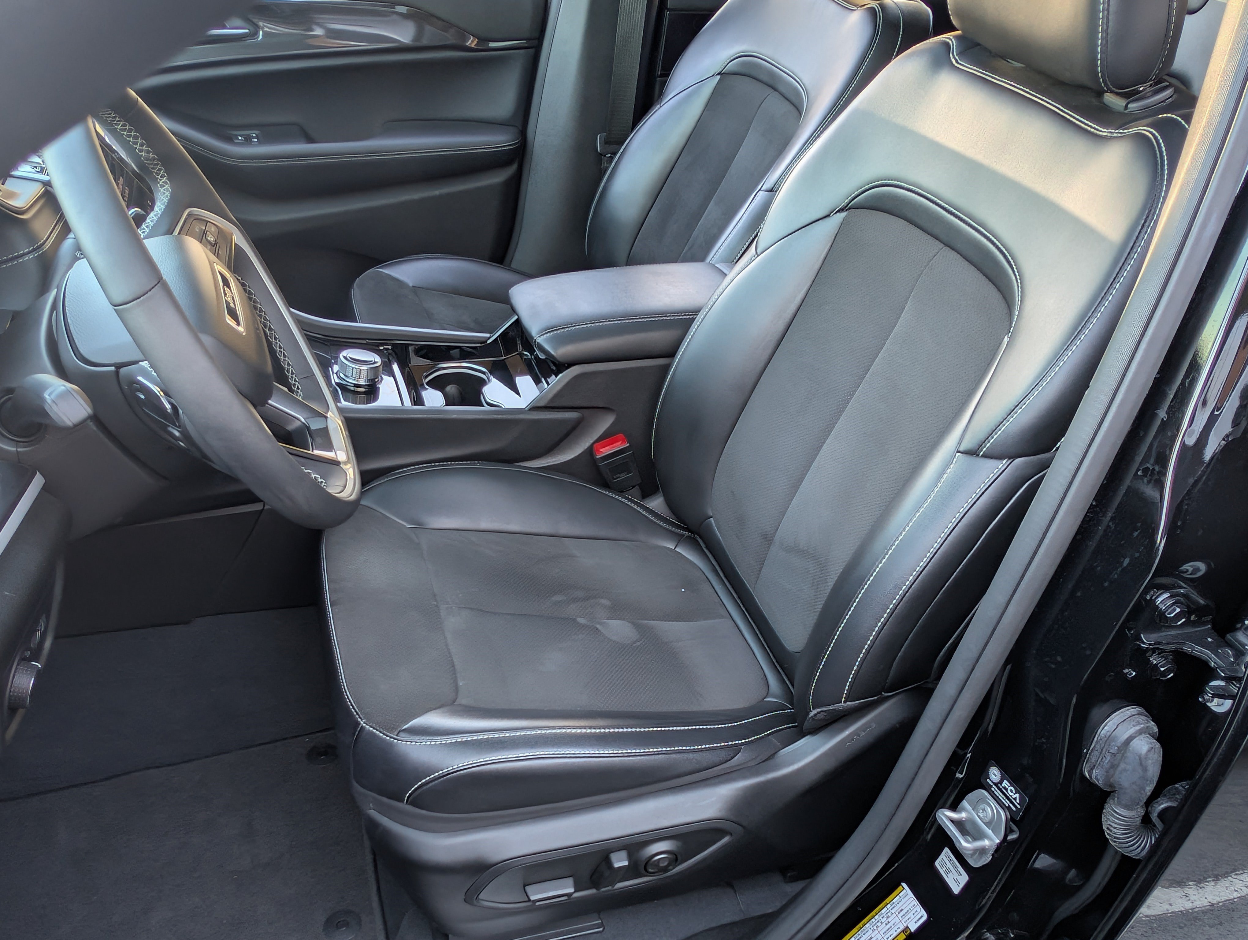 Used 2023 Jeep Grand Cherokee Altitude RWD image 16