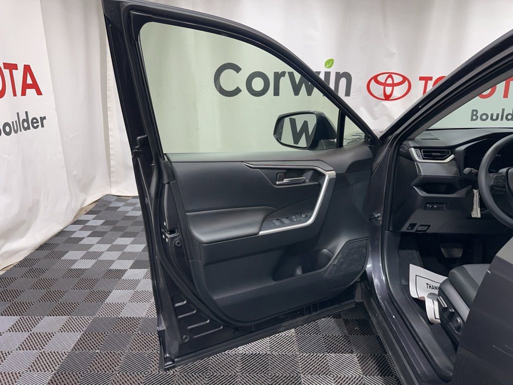 Used 2025 Toyota RAV4 XLE image 19