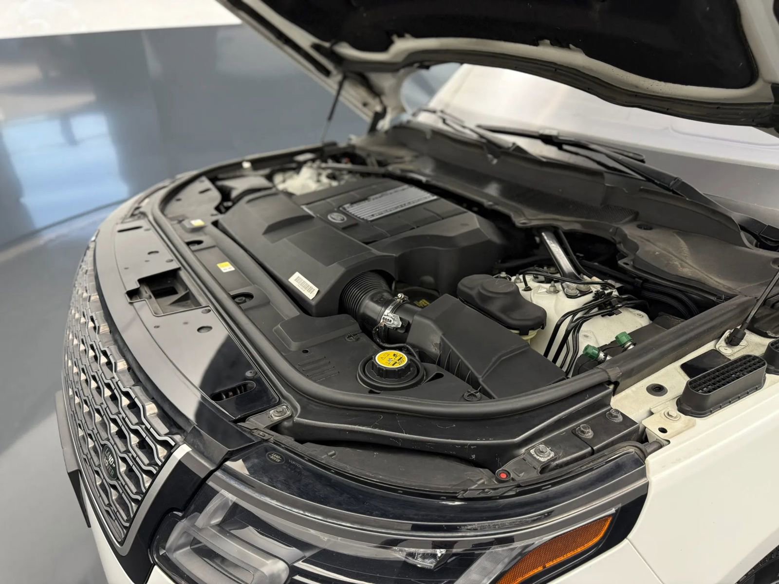 Used 2020 Land Rover Range Rover HSE image 25