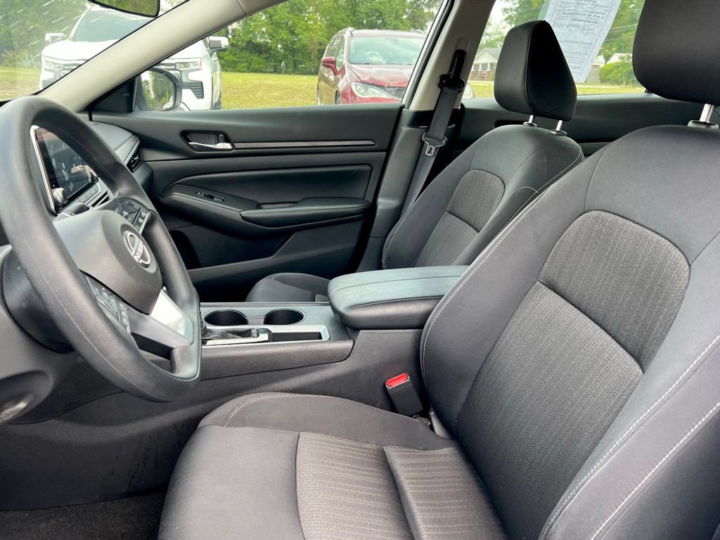 Used 2025 Nissan Altima 2.5 SV FWD image 4