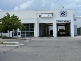 Used 2025 Volkswagen Taos SE AWD/4WD image 3