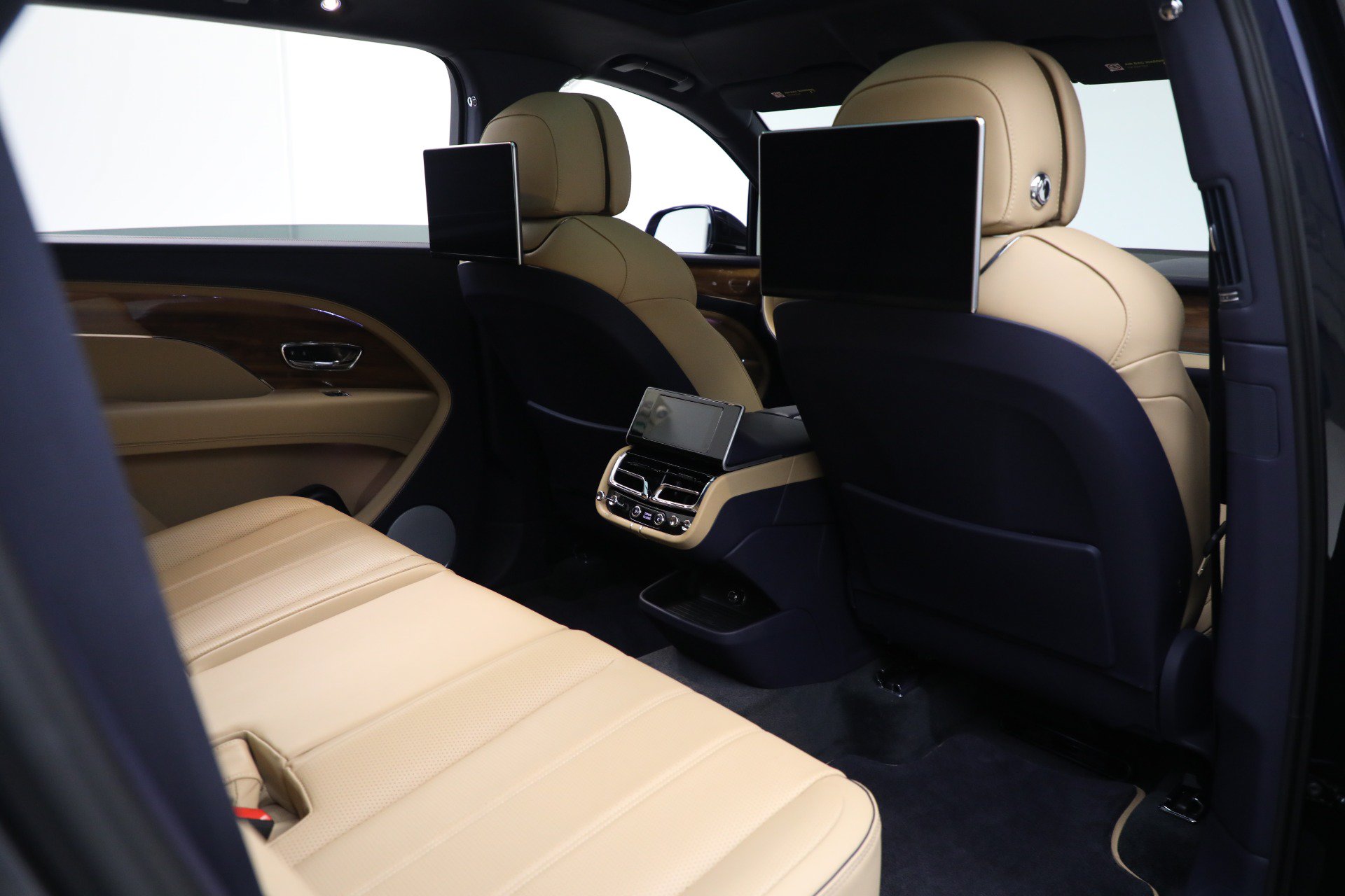 Certified 2024 Bentley Bentayga Extended Wheelbase AWD/4WD image 24