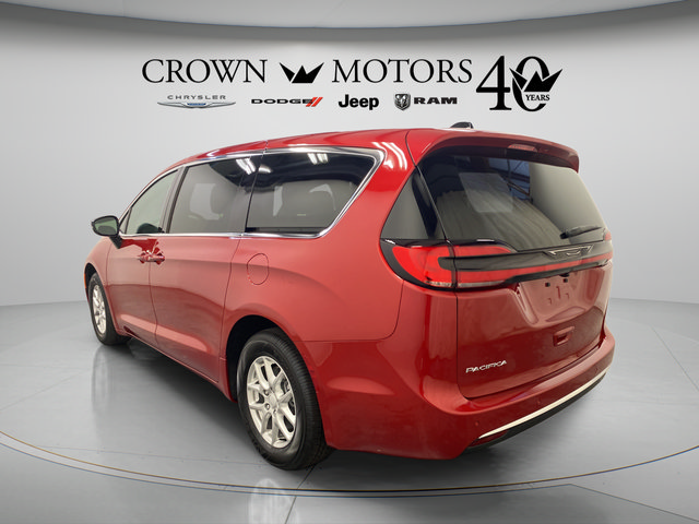 Used 2027 Chrysler Pacifica Select FWD image 12