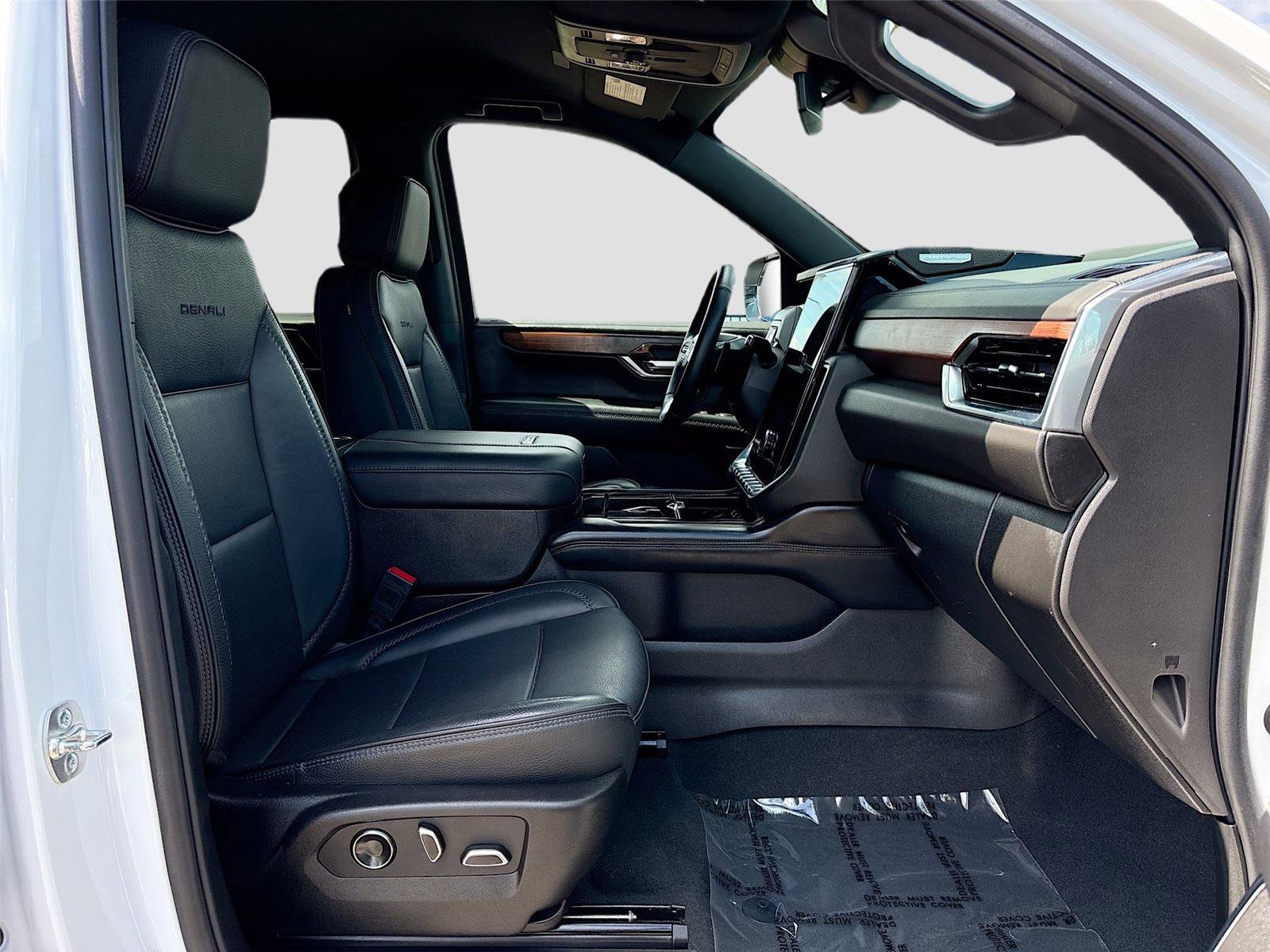 Used 2025 GMC Yukon Denali RWD image 30