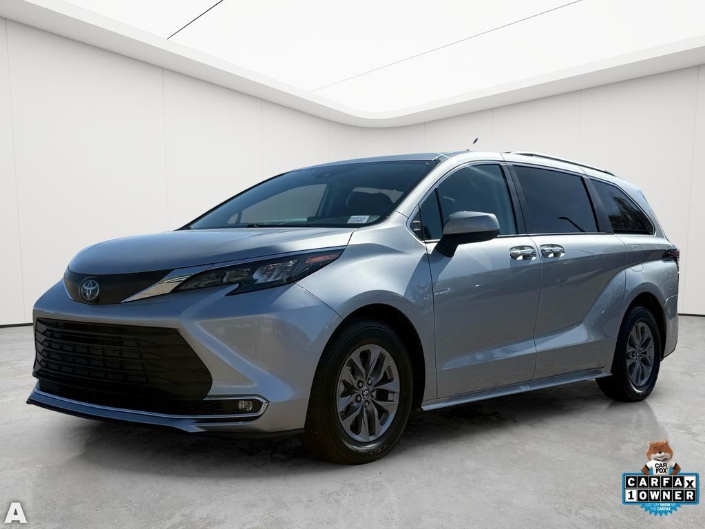 Used 2024 Toyota Sienna XLE FWD image 2