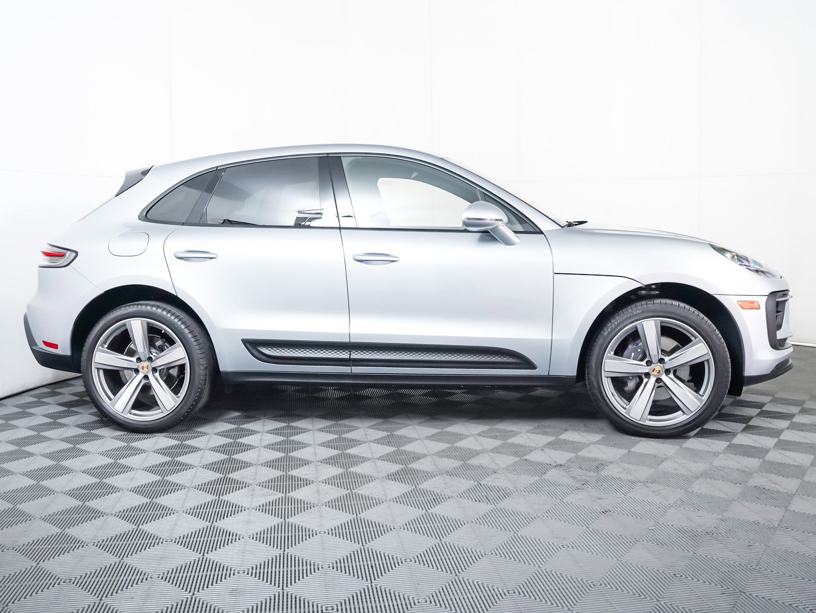 Certified 2025 Porsche Macan image 9