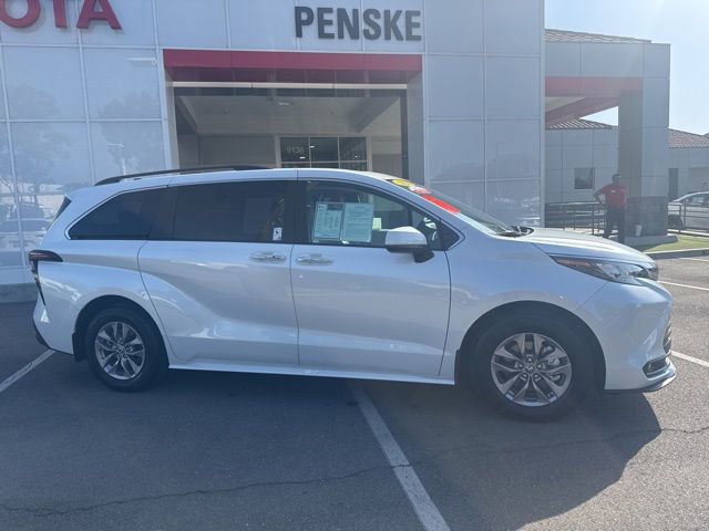 Certified 2026 Toyota Sienna XLE FWD image 6