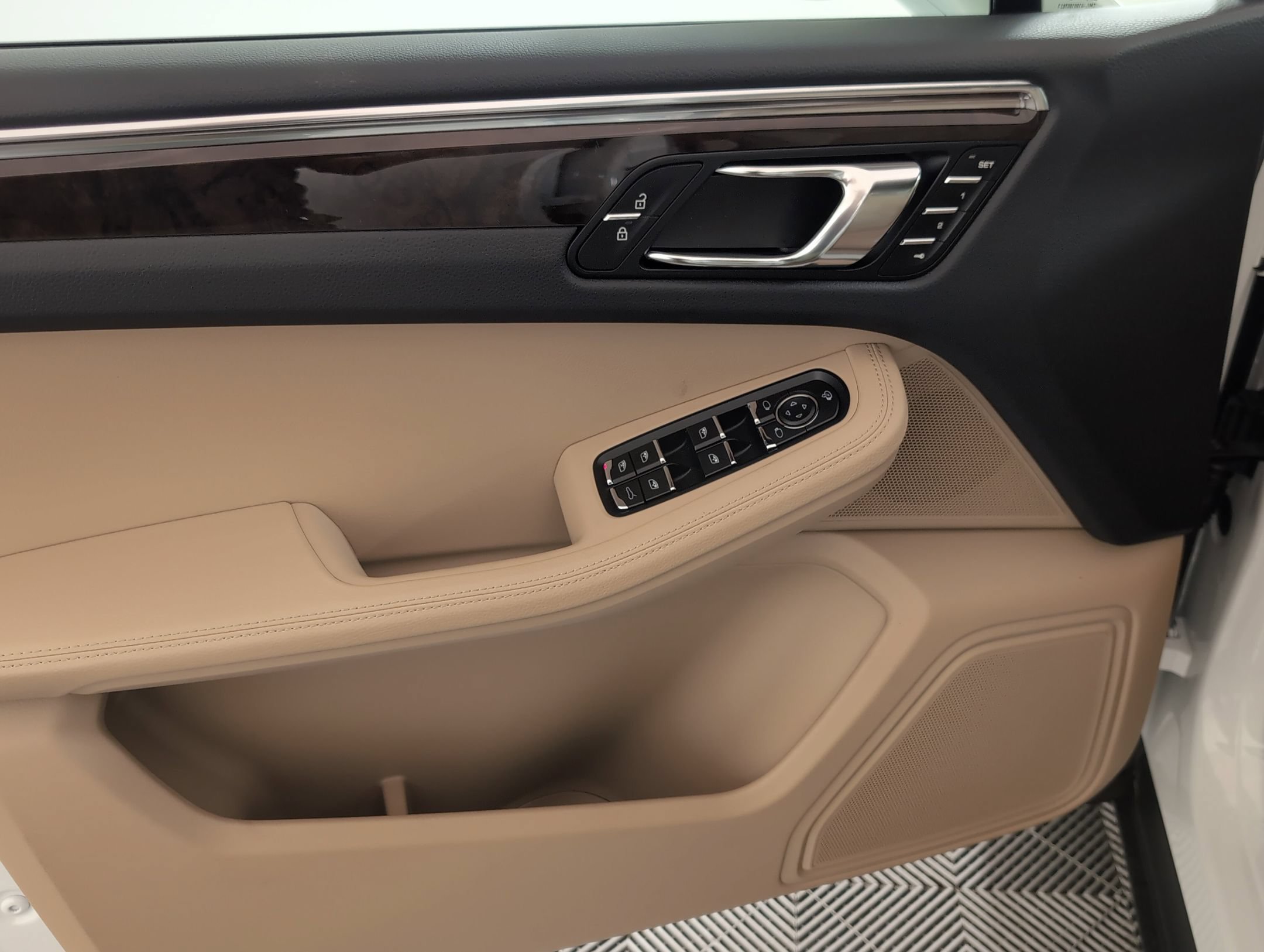 Certified 2025 Porsche Macan AWD/4WD image 16