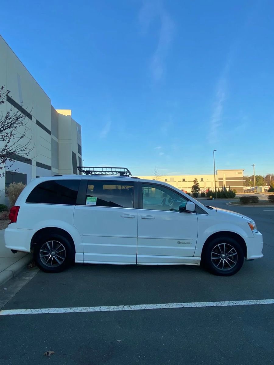 Used 2017 Dodge Grand Caravan SXT image 6