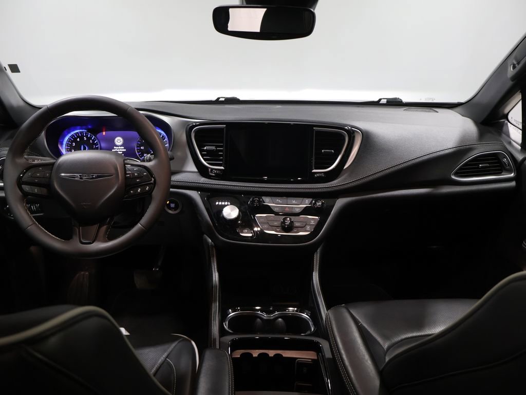 Certified 2025 Chrysler Pacifica Limited image 18