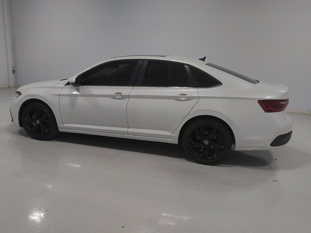 Used 2025 Volkswagen Jetta SE FWD image 3