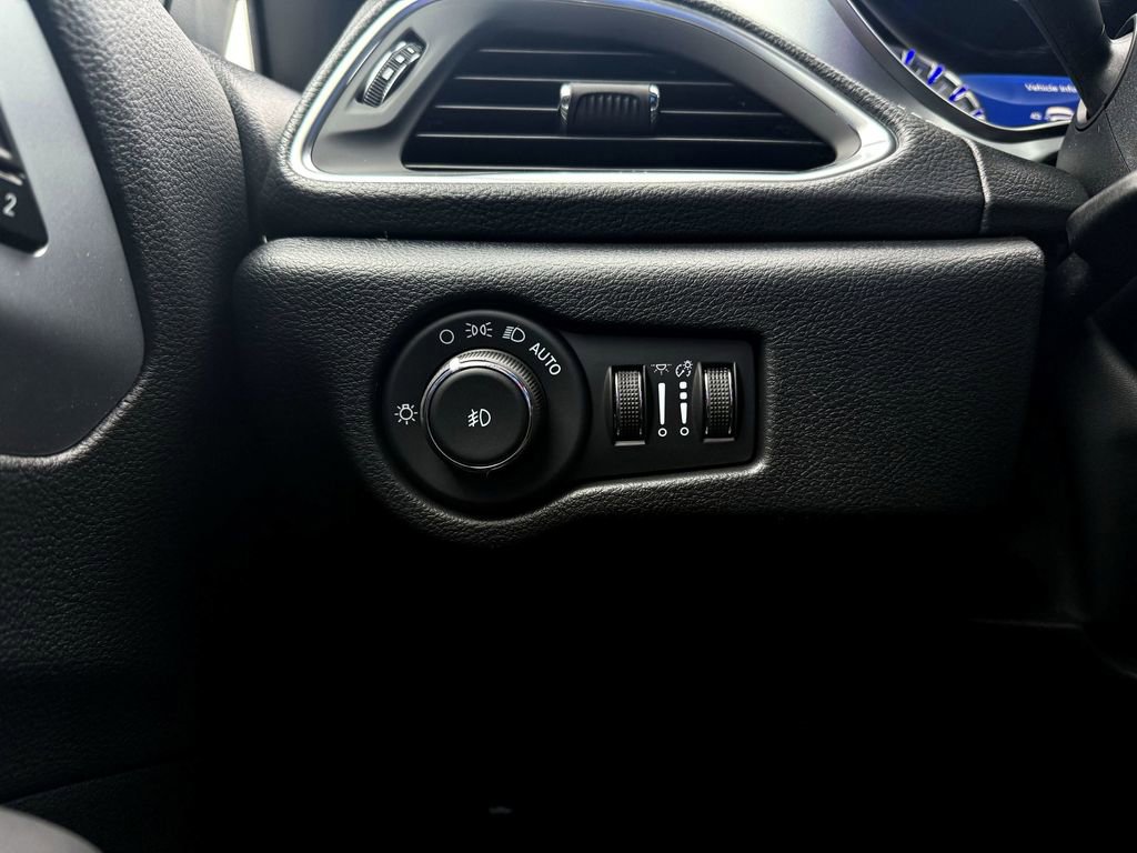 New 2026 Chrysler Pacifica Limited image 14