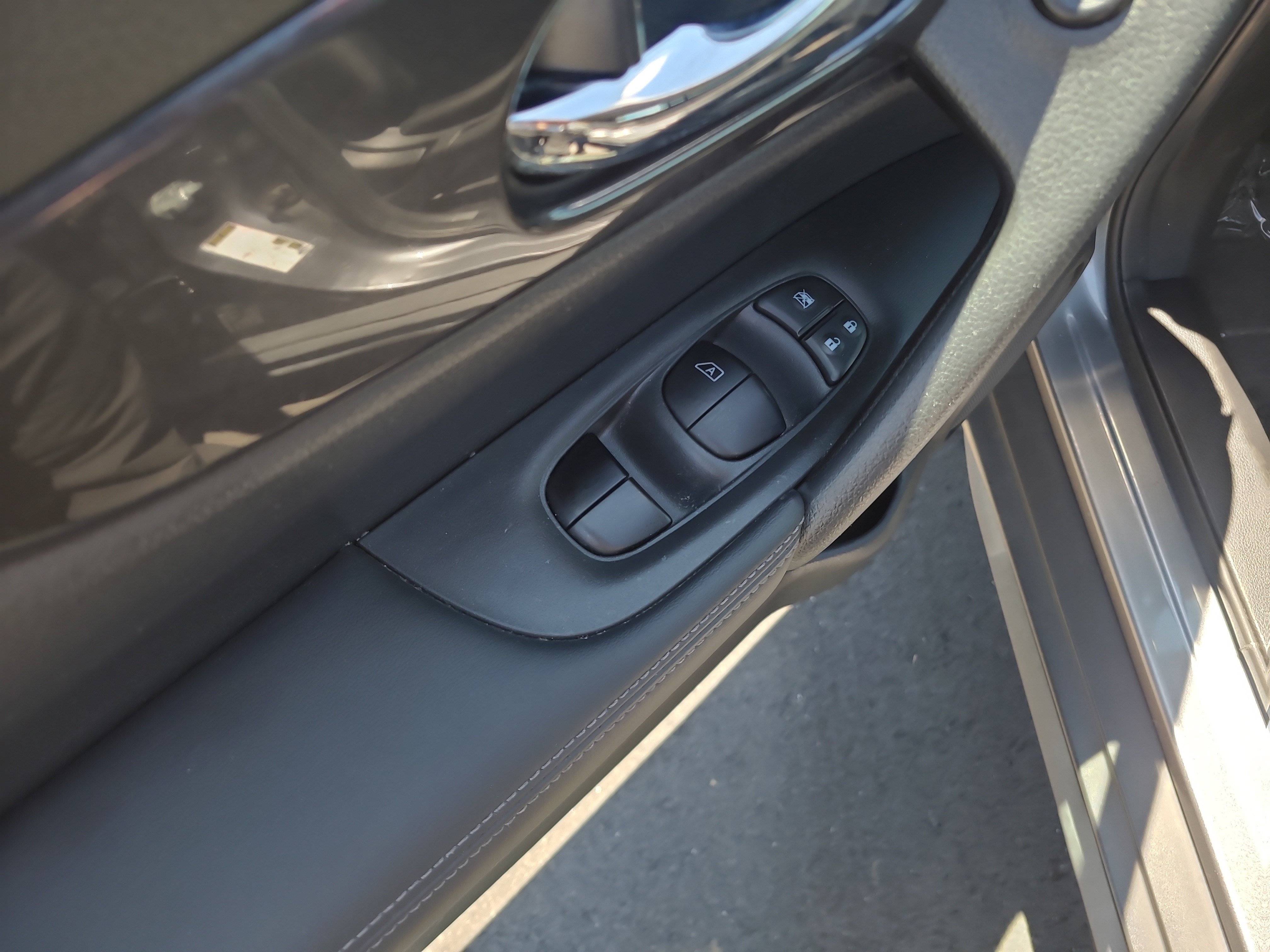 Used 2018 Nissan Rogue S AWD/4WD image 13