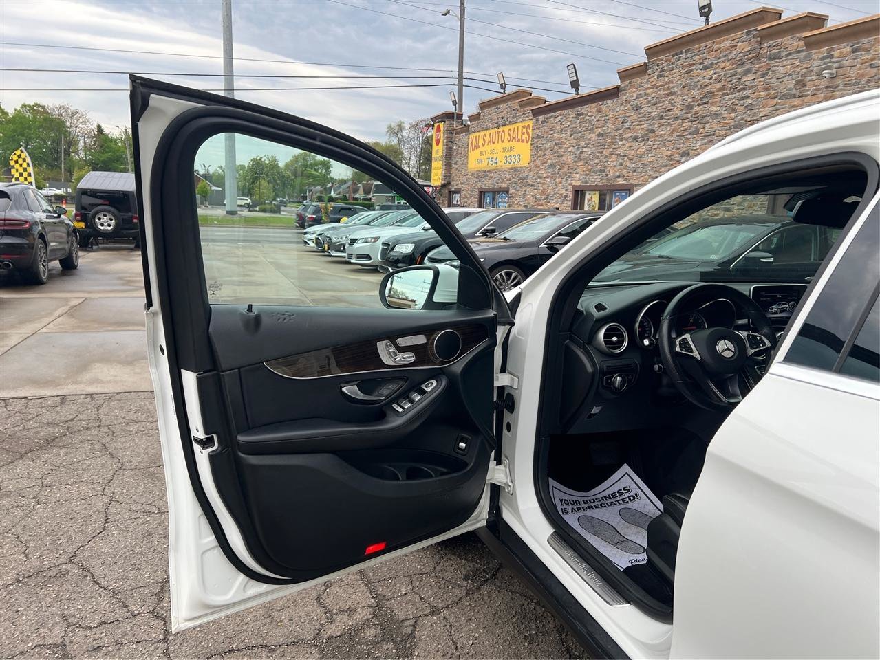 Used 2019 Mercedes-Benz GLC 300 4MATIC image 32