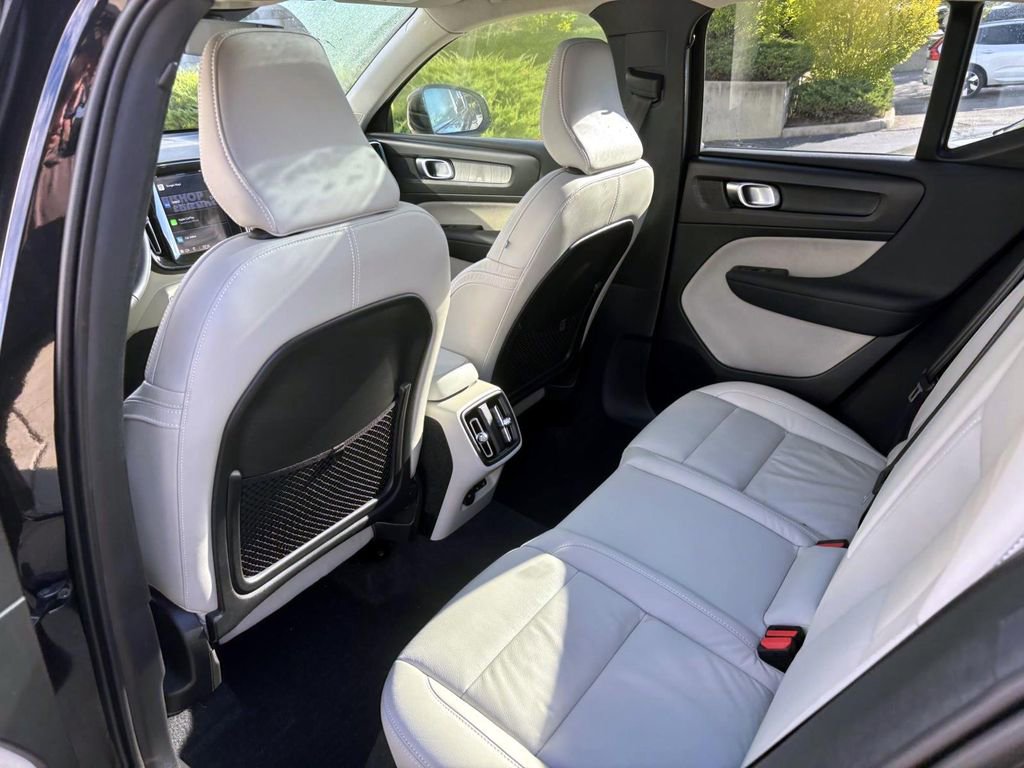 Used 2023 Volvo XC40 B5 Plus w/ Protection Package Premier image 28