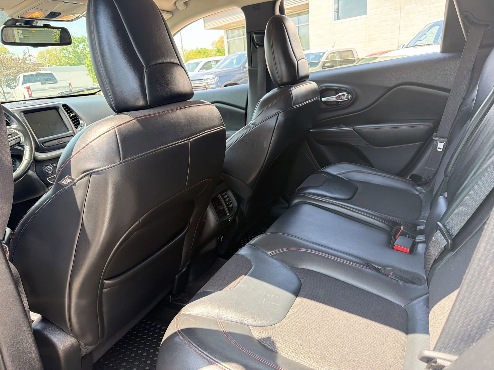 Used 2015 Jeep Cherokee Trailhawk w/ Cold Weather Group AWD/4WD image 22