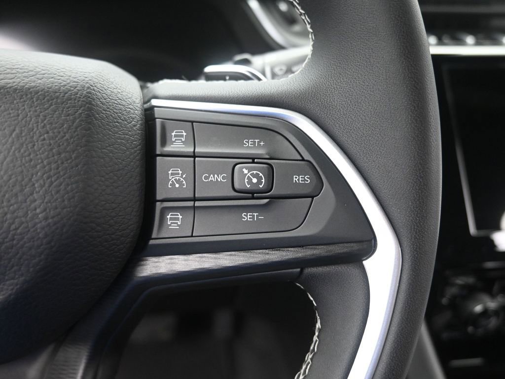 Used 2024 Jeep Grand Cherokee Laredo AWD/4WD image 31