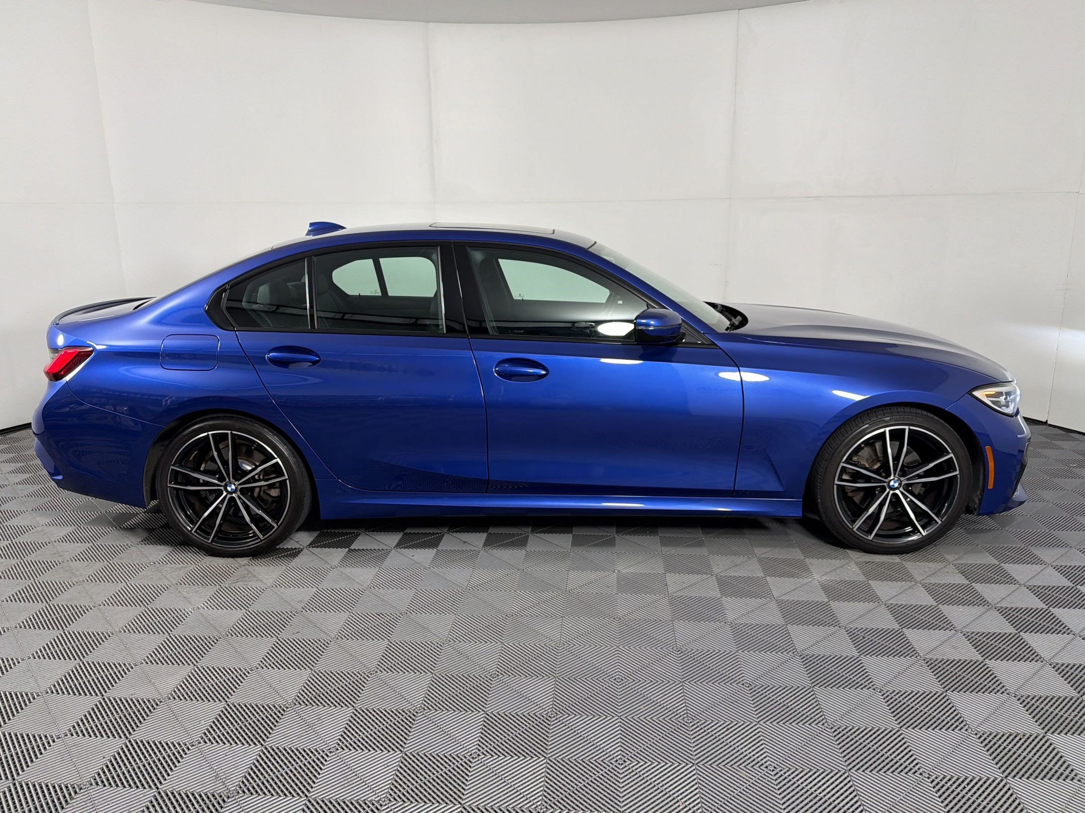 Used 2022 BMW 330i Sedan w/ M Sport Package RWD image 8