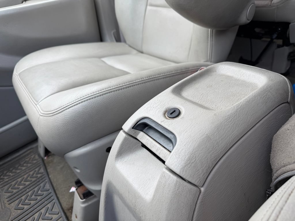 Used 2007 Chrysler Town & Country Limited FWD image 25