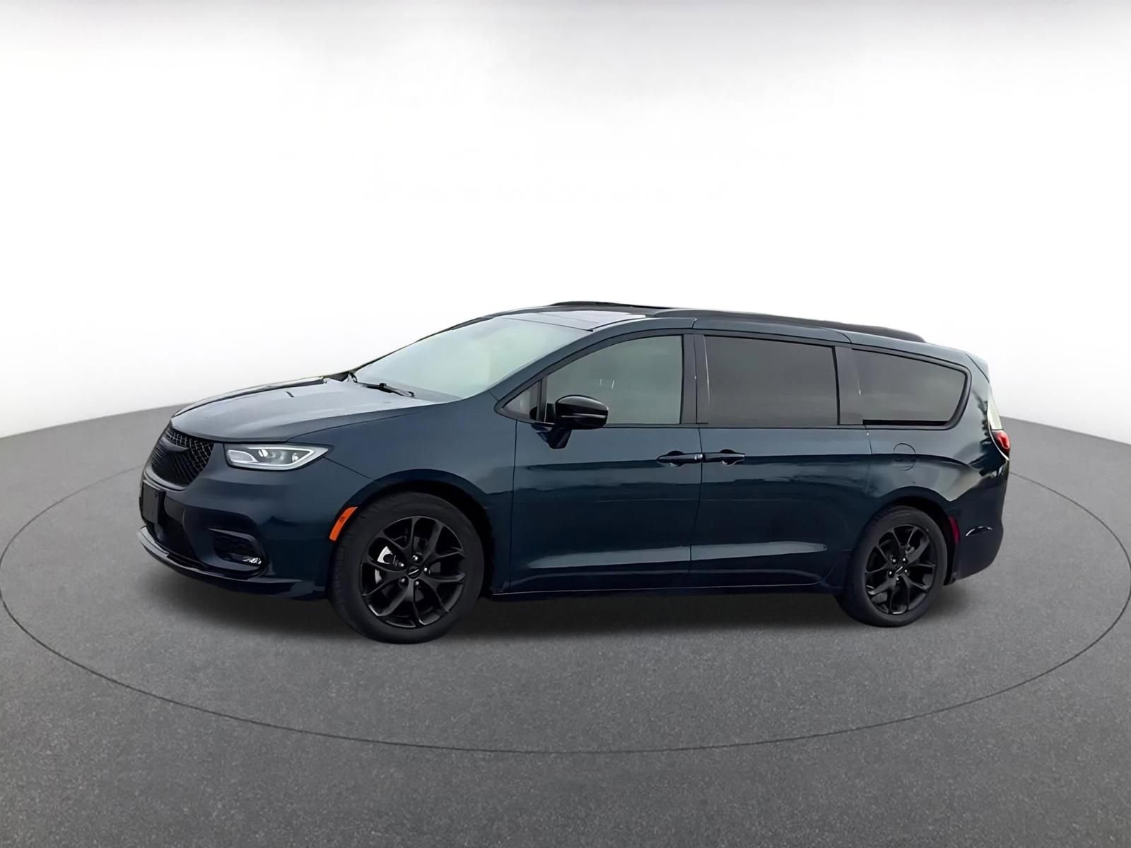 Used 2025 Chrysler Pacifica Limited FWD image 8