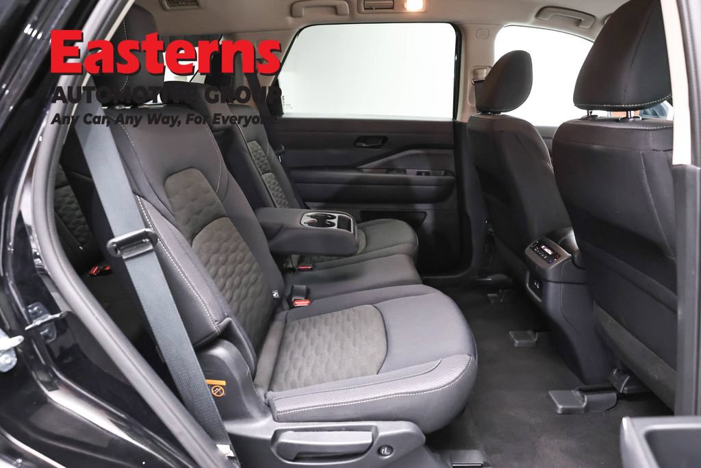 Used 2025 Nissan Pathfinder SV FWD image 24