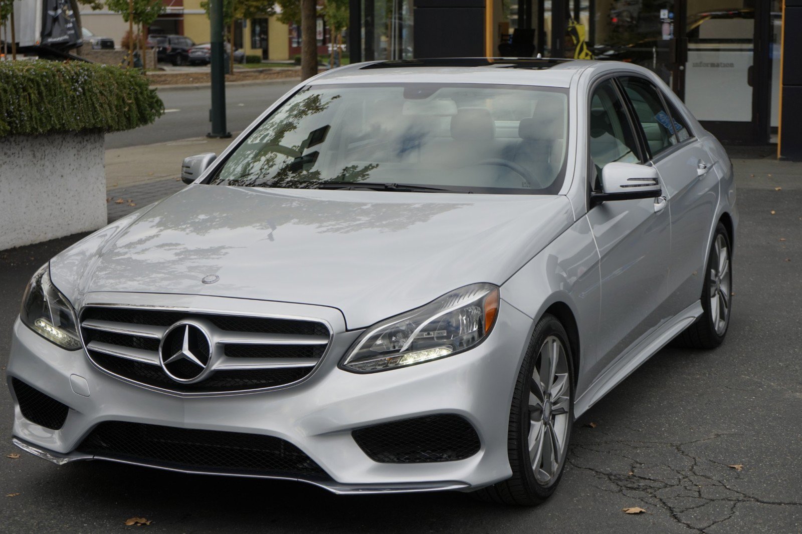 Used 2014 Mercedes-Benz E 350 Sedan image 3