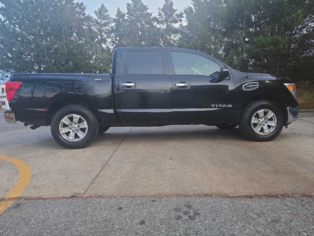 Used 2017 Nissan Titan SV image 6