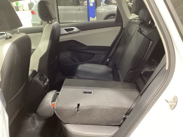 Certified 2025 Volkswagen Taos SE image 16