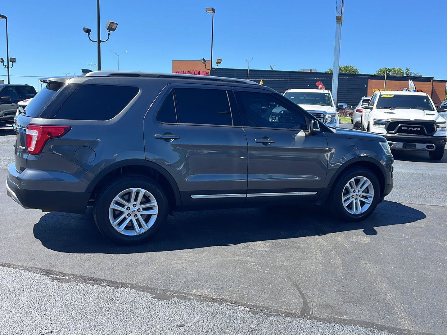 Used 2016 Ford Explorer XLT FWD image 6
