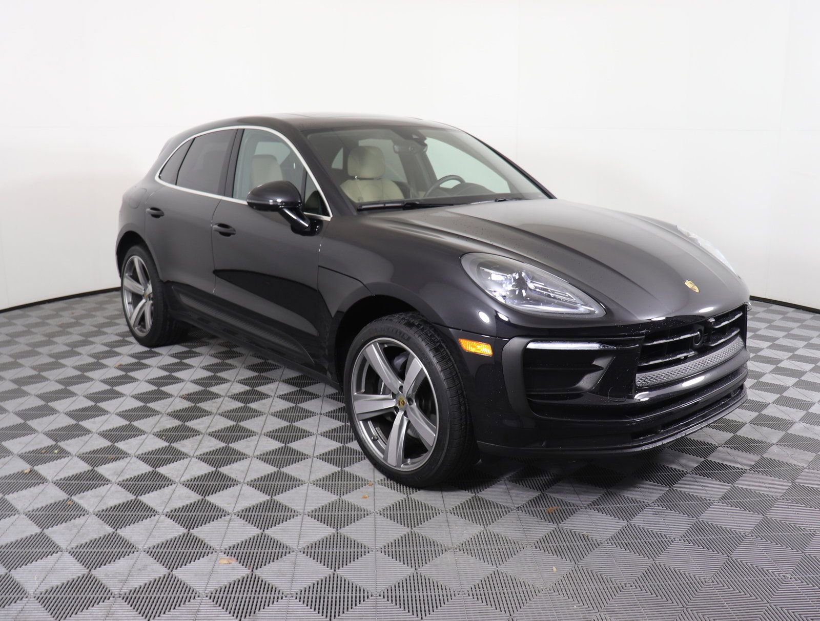 Used 2025 Porsche Macan image 9