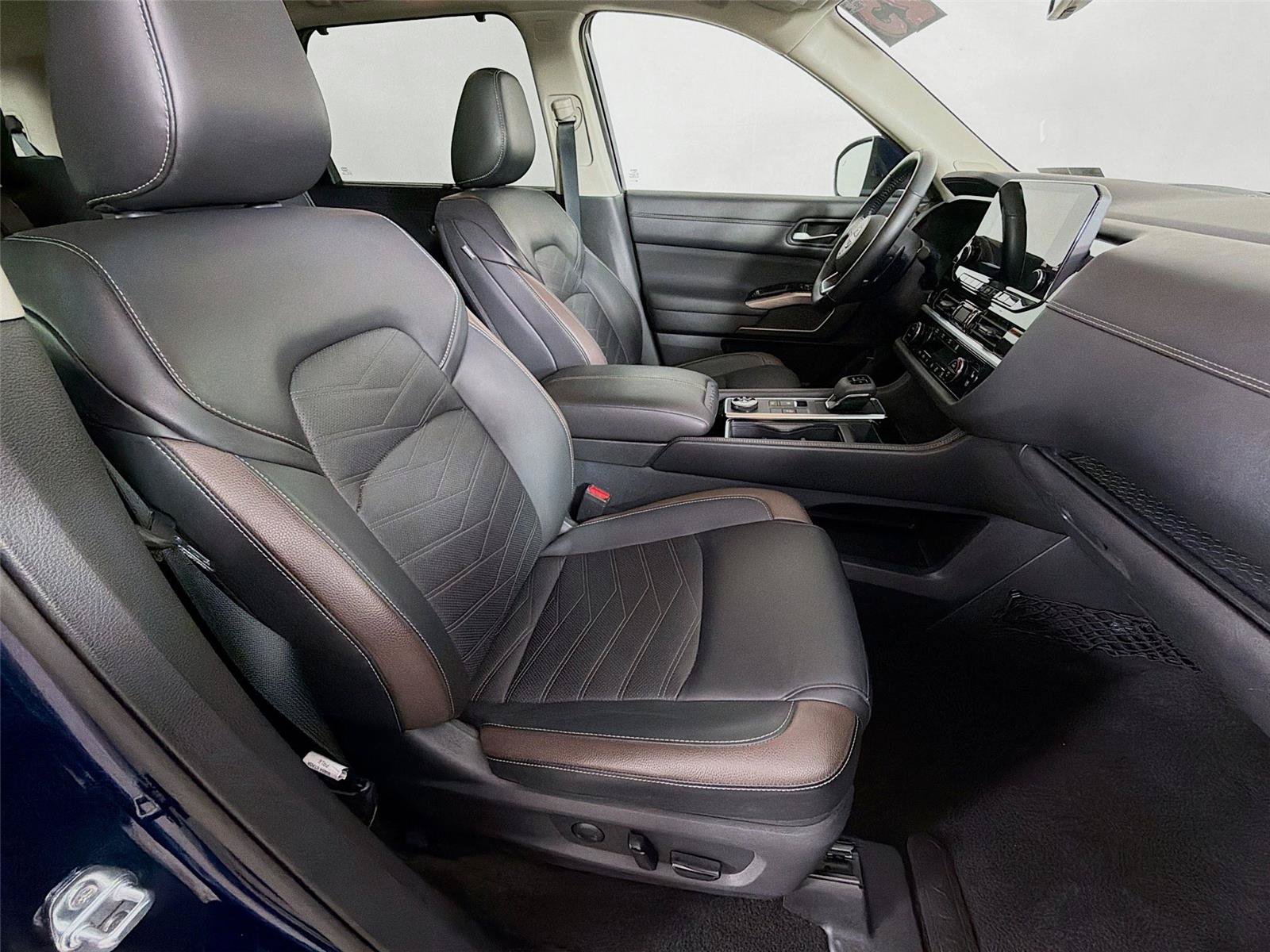 Used 2025 Nissan Pathfinder Platinum AWD/4WD image 31