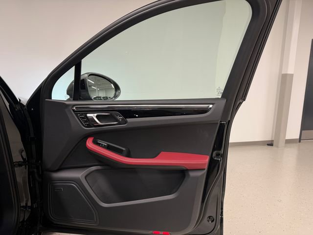 Certified 2026 Porsche Macan Turbo AWD/4WD image 36